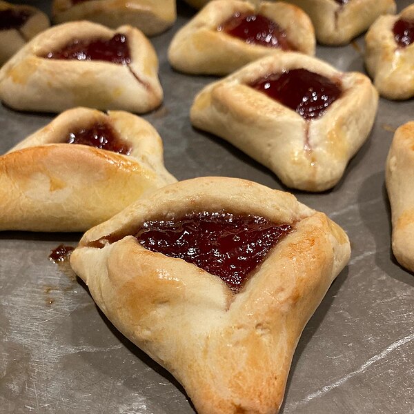 Hamantaschen strawberry on pan